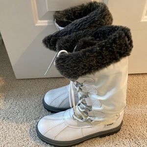 White Laced up snow boots with faux gray fur, size 8, gently used